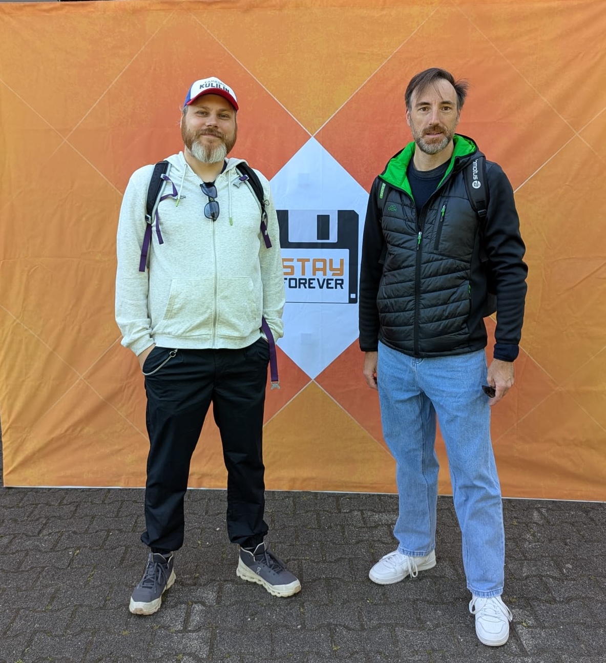 Daniel vom Heldendumm Podcast und ich auf der Stay Forever Con 2025